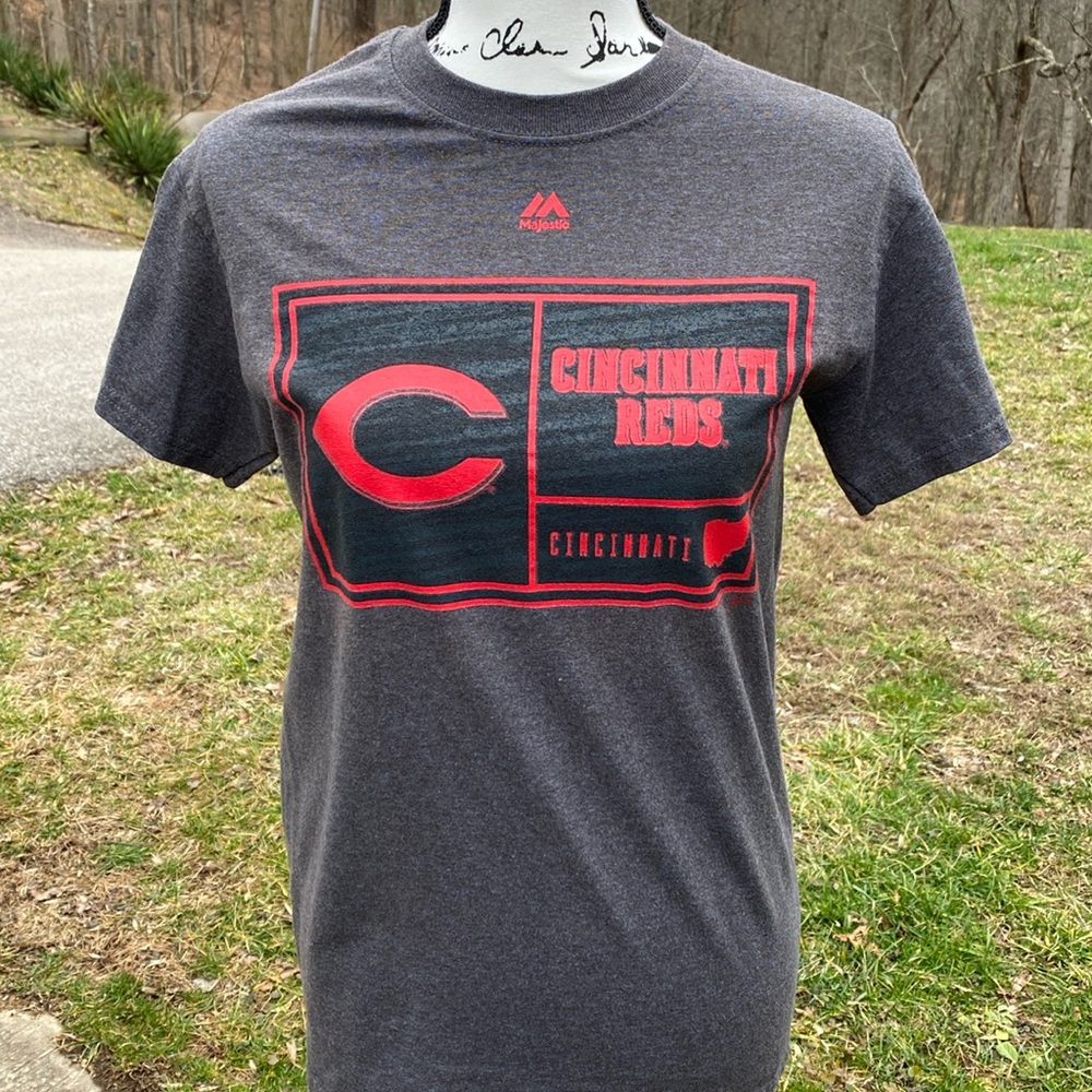 Cincinnati, red shirt, majestic, size small
T-11
